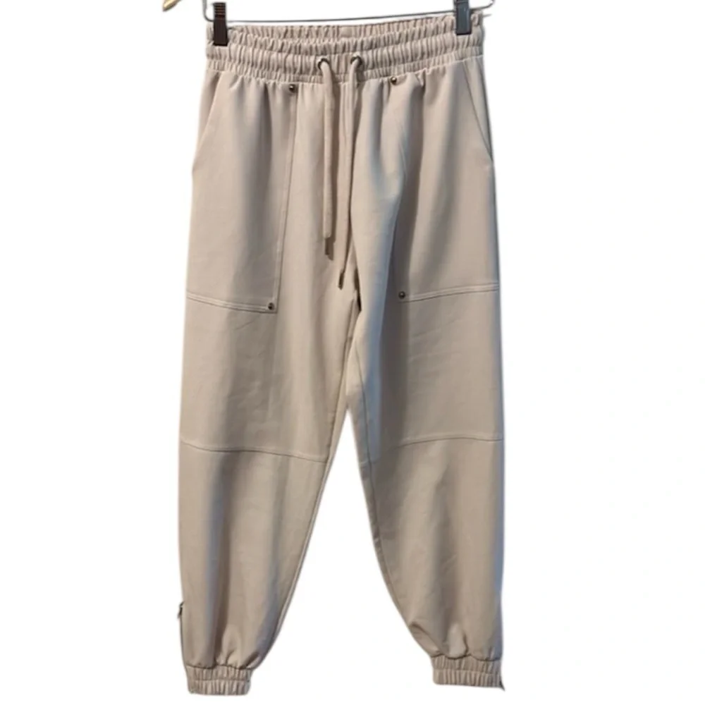 Zara cream sweatpants XS adjustable drawstring waistand zippers atthe ankles. .